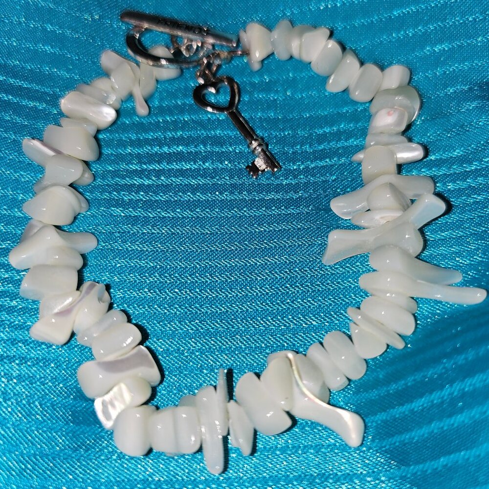 MOTHER OF PEARL CHIP TOGGLE CLASP BRACELET  WITH HEART KEY AND FRIENDSHIP CHARM